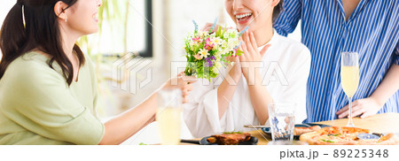 ランチパーティーをする女性たち 89225348