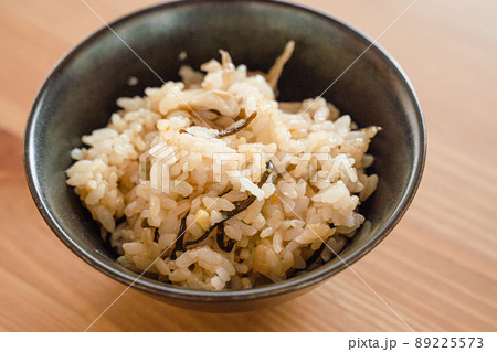 食べ物素材　ほくほくの炊き込みご飯 89225573