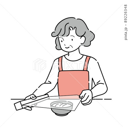 食器に食品用ラップをかける年輩女性 食器に食品用ラップをかける年輩女性 89226348