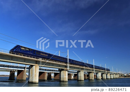 快晴の空の下駆け抜けるロイヤルエクスプレス 89226471