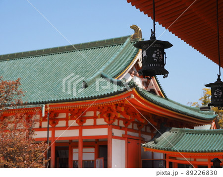 平安神宮の赤い柱と提灯が並んだ写真 89226830