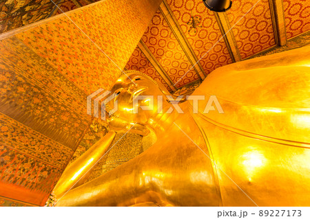 Reclining golden buddha inside pagoda at Wat Pho 89227173