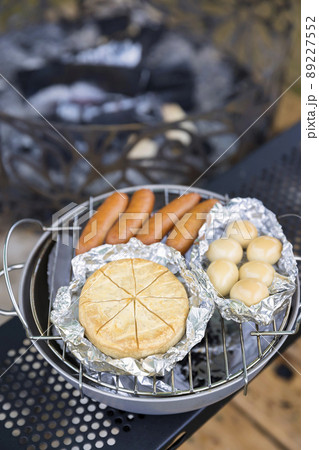 アウトドアイメージ　燻製器で燻製をする 89227552