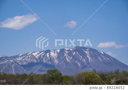 写真、青い空と白い雲と岩鷲の雪型を残す岩手山 写真、青い空と白い雲と岩鷲の雪型を残す岩手山 89228052