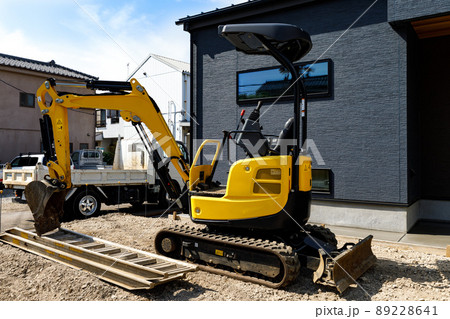 型枠工事現場　重機ミニユンボ 89228641