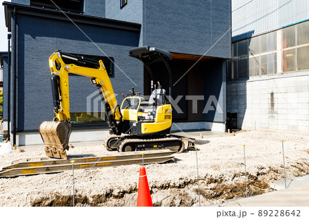 型枠工事現場 重機ミニユンボ 型枠工事現場 重機ミニユンボ 89228642