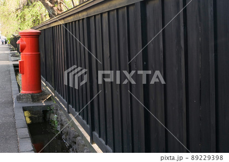 風景、写真 秋田角館の武家屋敷に佇む赤いポスト 赤と黒の色彩がモダン 風景、写真 秋田角館の武家屋敷に佇む赤いポスト 赤と黒の色彩がモダン 89229398