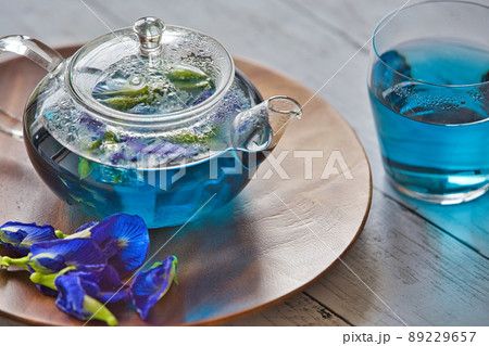 色鮮やかな青のハーブティー バタフライピー 89229657