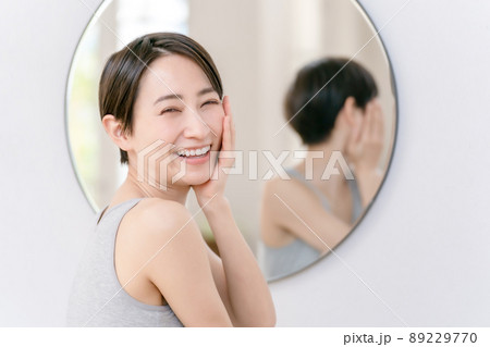 女性　ビューティー　鏡 89229770