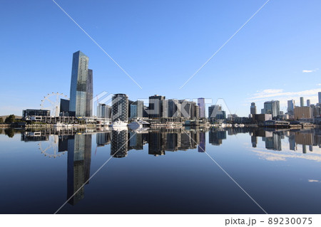 晴れた青空の水面に反射するオーストラリアメルボルンドックランズのビル群 89230075