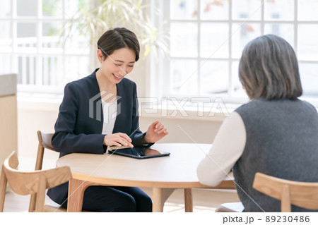 ビジネスウーマン　対面　カウンセリング 89230486