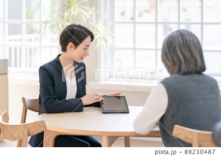 ビジネスウーマン 対面 カウンセリング ビジネスウーマン 対面 カウンセリング 89230487