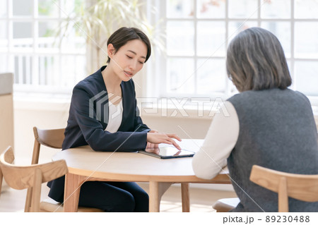 ビジネスウーマン　対面　カウンセリング 89230488