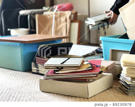 実家整理中にスケッチブックを持つ人の手 89230978