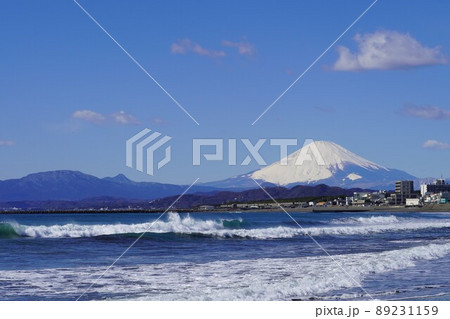 冬の茅ヶ崎海岸から見える雪の富士山 冬の茅ヶ崎海岸から見える雪の富士山 89231159