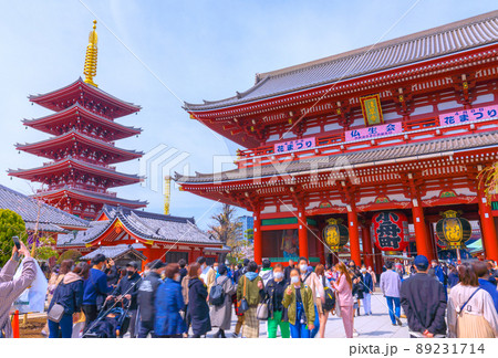 日本の東京都市景観 4月2日・桜が満開となり賑わう浅草寺などを望む＝2日 89231714