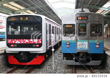 伊豆急下田駅で出発を待つ伊豆急行線の3000系と8000系 伊豆急下田駅で出発を待つ伊豆急行線の3000系と8000系 89232016