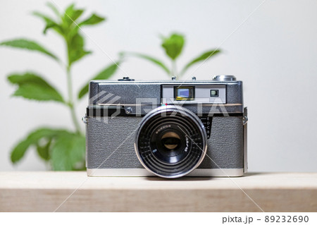 フィルムカメラのイメージ　写真素材　レトロカメラ 89232690