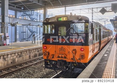 九州・諫早] 駅に停車してる長崎行きのハウステンボス特急の国鉄