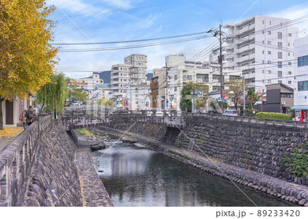 [九州・長崎] 麹屋町にある中島川揃いの秋のイチョウと柳と芊原橋。 89233420