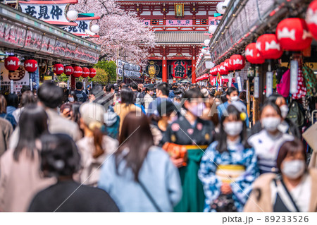 日本の東京都市景観 4月2日・桜が満開となり賑わう浅草寺。もはやコロナ禍前のような人出＝2日 89233526