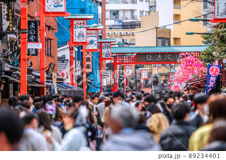 日本の東京都市景観 4月2日、浅草寺の桜が満開の季節となり、伝法院通りもコロナ禍前のような人出=2日 日本の東京都市景観 4月2日、浅草寺の桜が満開の季節となり、伝法院通りもコロナ禍前のような人出=2日 89234401