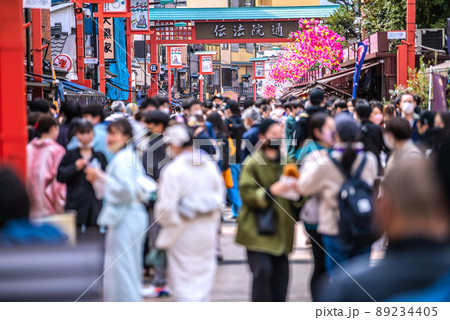 日本の東京都市景観 4月2日、浅草寺の桜が満開の季節となり、伝法院通りもコロナ禍前のような人出=2日 日本の東京都市景観 4月2日、浅草寺の桜が満開の季節となり、伝法院通りもコロナ禍前のような人出=2日 89234405