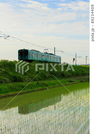 自然豊かな田舎を走る加古川ローカル線の電車 89234409