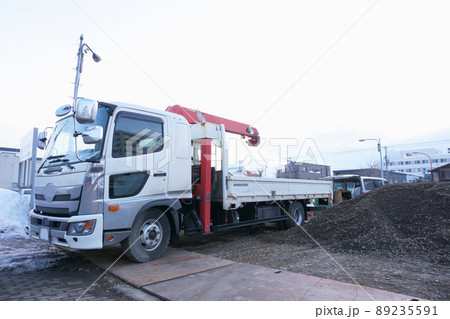 建設現場のクレーン付きトラック 89235591