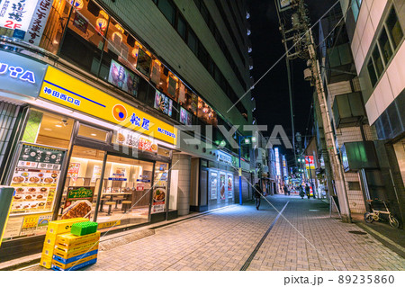 日本の東京都市景観 神田駅前の飲み屋街などを望む。まん延防止は解除されているが＝4月2日 89235860