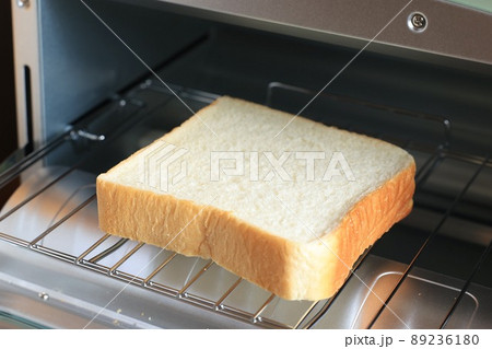 トースターで食パンを焼く。 89236180