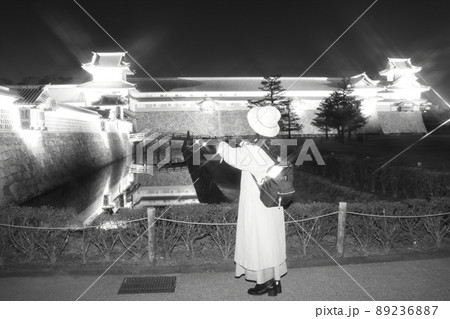 金沢のライトアップの城を観光する一人旅の女性の残像 金沢のライトアップの城を観光する一人旅の女性の残像 89236887