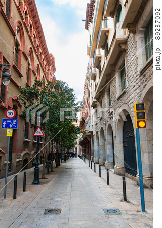 バルセロナの路地　縦構図 89237092