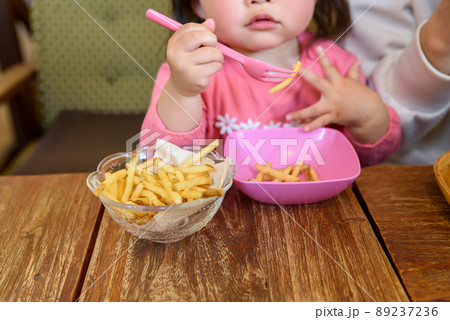 おしゃれなカフェで食べるフライドポテトと女の子 89237236