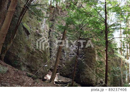 室山熊野神社　行者岩 89237406