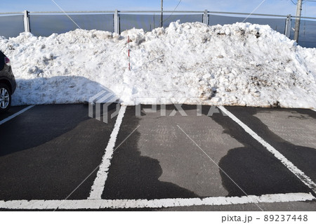 除雪した雪国の駐車場 89237448