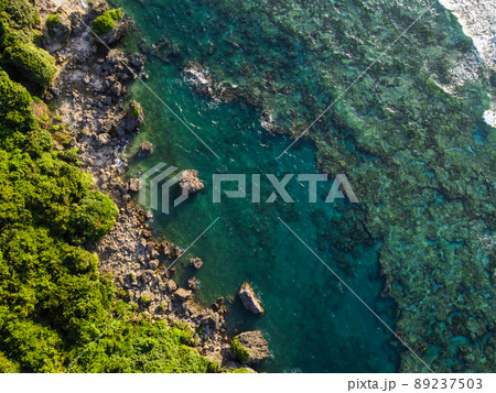 晴れた日の沖縄県島尻郡八重瀬町の透き通る海の干潮時の干潟の空からの写真 晴れた日の沖縄県島尻郡八重瀬町の透き通る海の干潮時の干潟の空からの写真 89237503