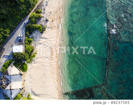 晴れた朝の沖縄県島尻郡八重瀬町の透き通る海の玻名城ビーチの空からの写真 89237505