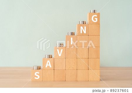 節約・救済のイメージ「SAVING」と書かれた積み木とコイン 節約・救済のイメージ「SAVING」と書かれた積み木とコイン 89237601