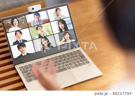 ビデオ通話をしているPCの画面と手元 ビデオ会議 オンライン会議 イメージ ビデオ通話をしているPCの画面と手元 ビデオ会議 オンライン会議 イメージ 89237794