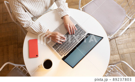カフェでPC作業をしている女性の手元 カフェでPC作業をしている女性の手元 89237803