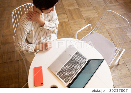 PC作業に疲れを感じる女性 89237807