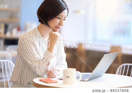 カフェでPCの画面を見つめる若い女性 カフェでPCの画面を見つめる若い女性 89237808