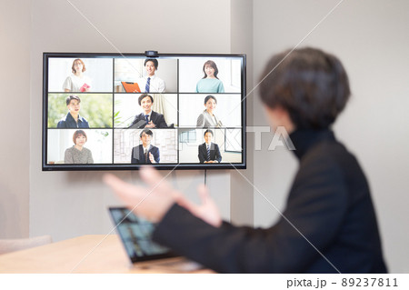 ビデオ通話をしている男性の後姿 89237811