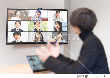 ビデオ通話をしている男性の後姿 89237812