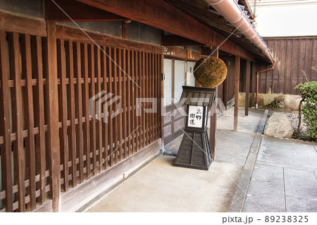 河内長野市高野街道長野駅ロータリーの先の鄙びた灯篭 89238325