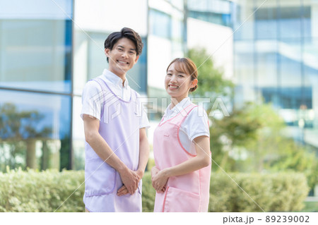 若い男女の介護士のポートレート　撮影協力「LINK FOREST] 89239002