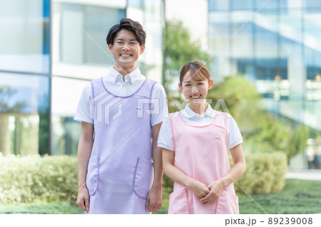 若い男女の介護士のポートレート　撮影協力「LINK FOREST] 89239008