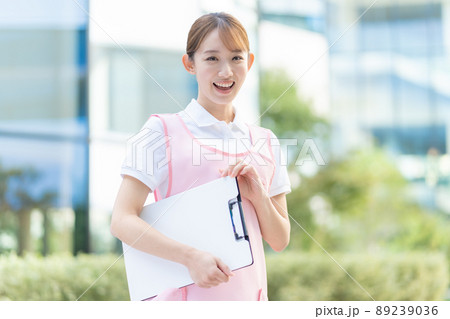 若い女性介護士のポートレート　撮影協力「LINK FOREST] 89239036