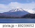 雪が残る湖畔の富士山 89239052
